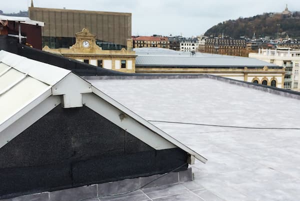Impermeabilización y azulejado de tejado-terraza en Boulevard de Donostia, obra y gestión de gremios ejecutada por reformas Urgull