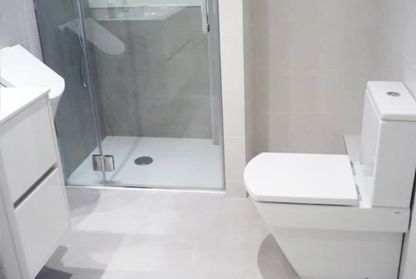 Reforma de baño, mueble de baño blanco, inodoro moderno, pato de ducha. Obra realizada por reformas Urgull en San sebastian