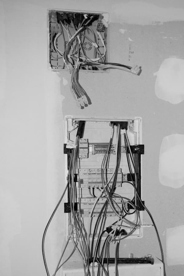 Instalación electrica nueva, cableado y cuadro electrico de una vivienda durante la reforma de una vivienda en Donostia. Trabajos de electricidad por Reformas Urgull