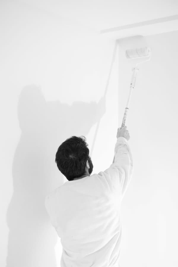 Pintor pintando pared a rodillo en una reforma de vivienda en Donosti, Reforma ejecutada por Reformas Urgull, pintor en donosta